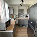 Logement Entier Spacieux/Lumineux/Parking Prive